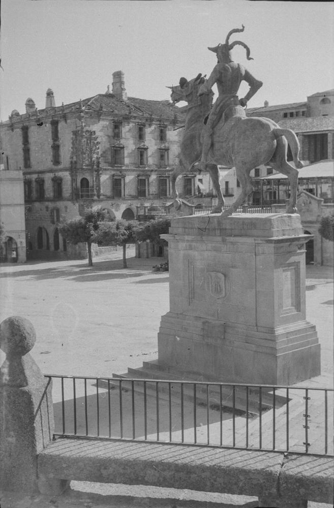 Agosto de 1958. Estatua ecuestre de Francisco Pizarro