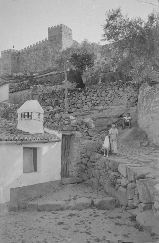Agosto de 1958. Niños en una calle empedrada que sube hacia