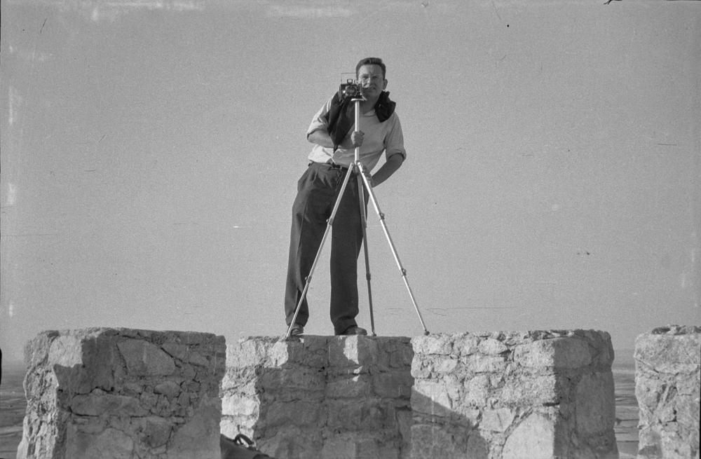 Agosto de 1958. Rodolfo, hijo del fotógrafo, colocando