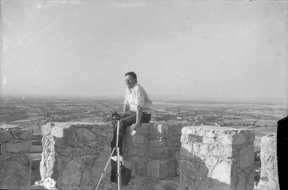 Agosto de 1958. Rodolfo, hijo del fotógrafo, sentado