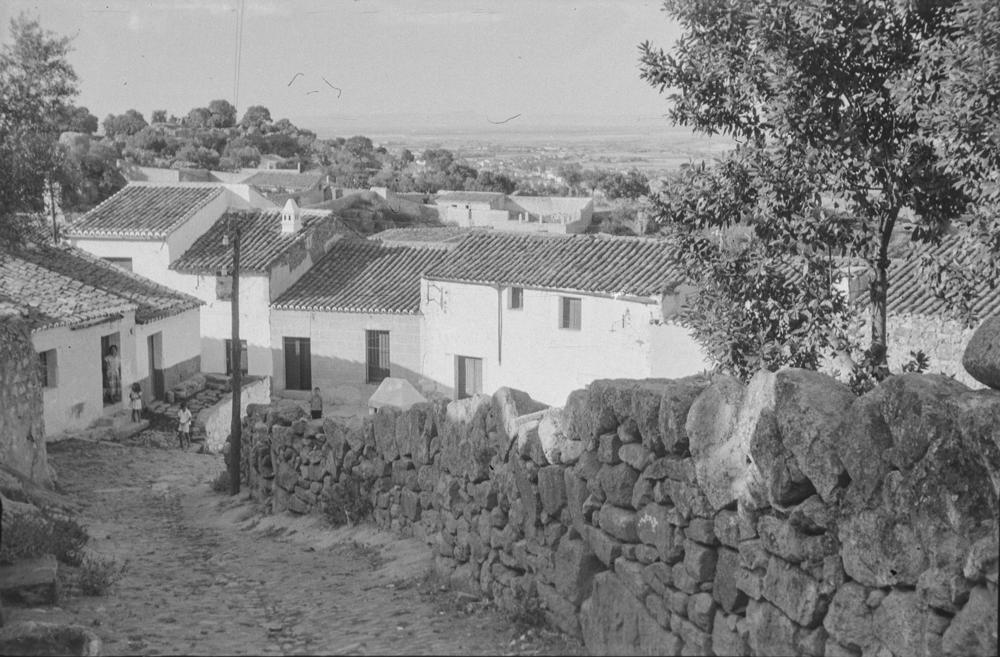 Agosto de 1958. Vista de una calle empedrada típica