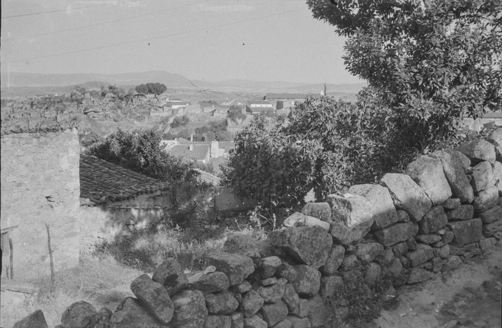 Agosto de 1958. Vista parcial de un pueblo con sus casas