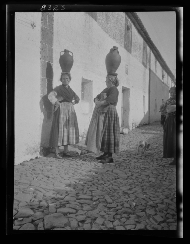 Aguadoras en la calle Berrocala