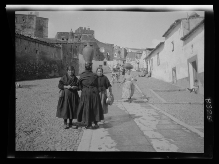 Aguadoras en la subida de Fuente Concejo