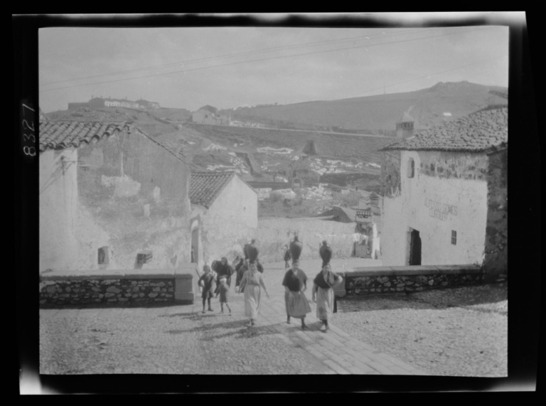 Aguadoras subiendo por la calle Fuente Concejo