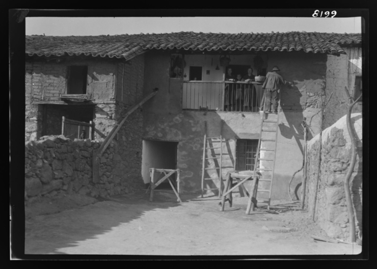 Albañil repintando una casa