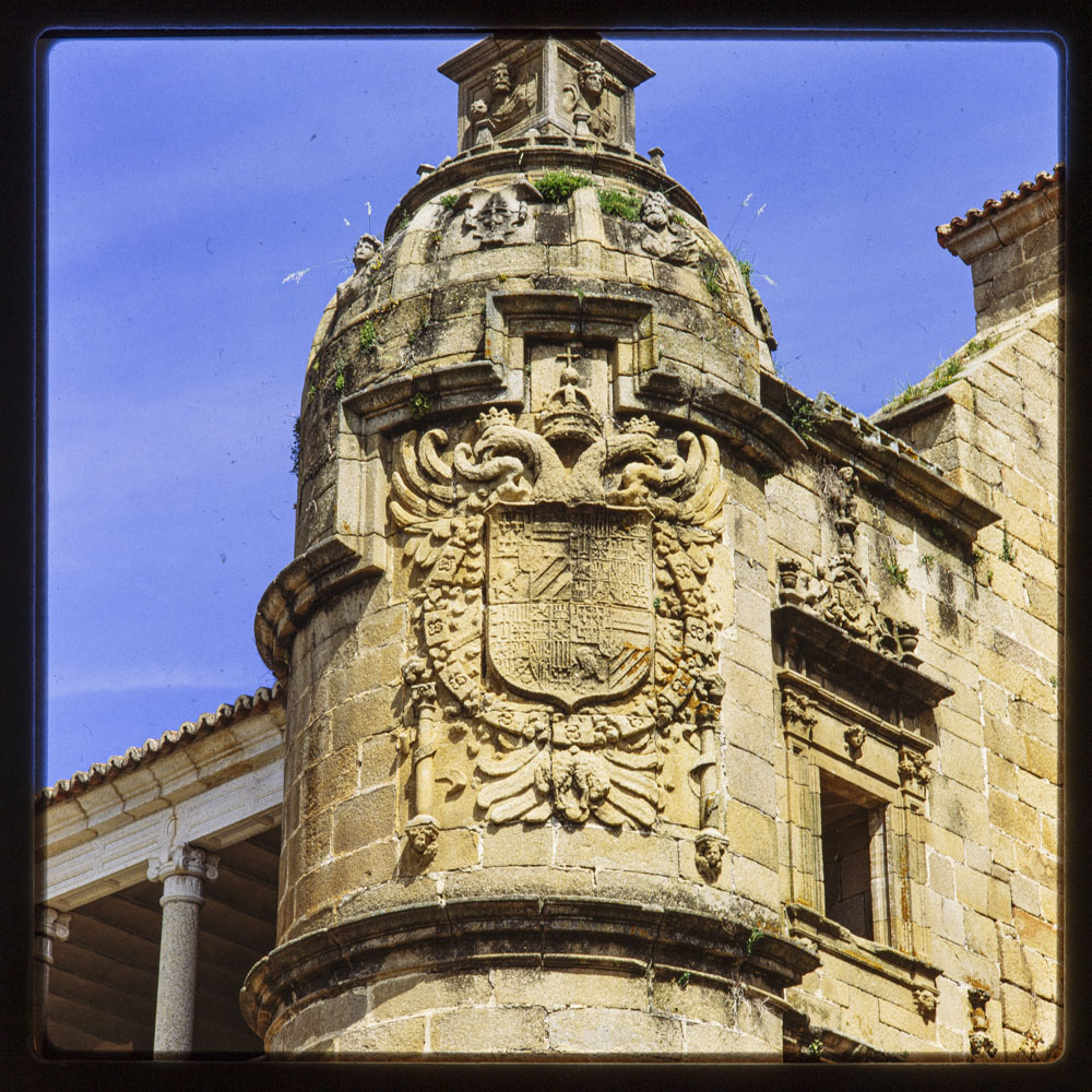 Alcántara. Escudo imperial en la conventual de San Benito