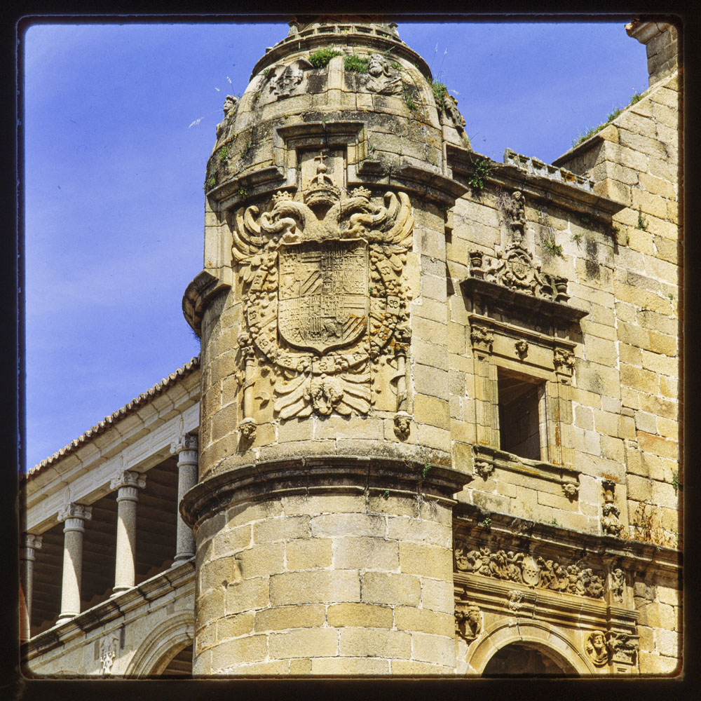 Alcántara. Escudo imperial en la Conventual de San Benito