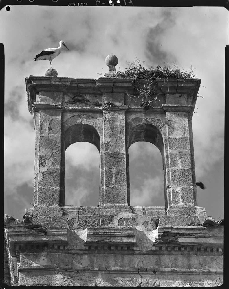 Alcántara. Puerta con cigüeña