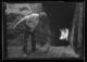 Alfar en la margen derecha del río Jerte. El horno, metiendo tallos de retama en el fuego · Ruth Matilda Anderson, 1928