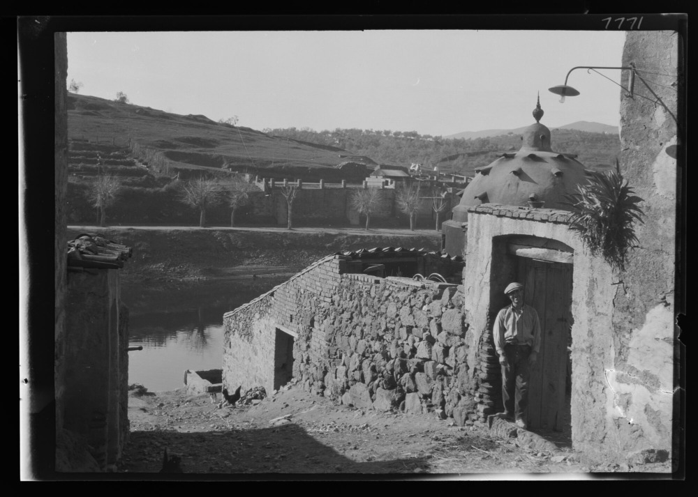 Alfar del río Jerte: hombre a la entrada y cúpula del horno
