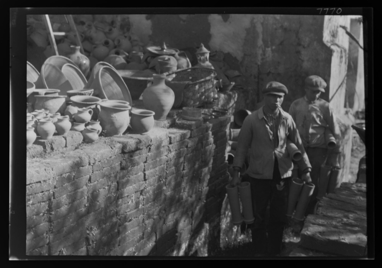 Alfar del río Jerte: hombres llevando tubos al horno