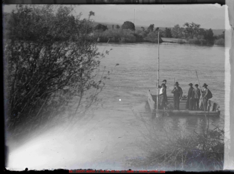 Almadía en el río Tiétar