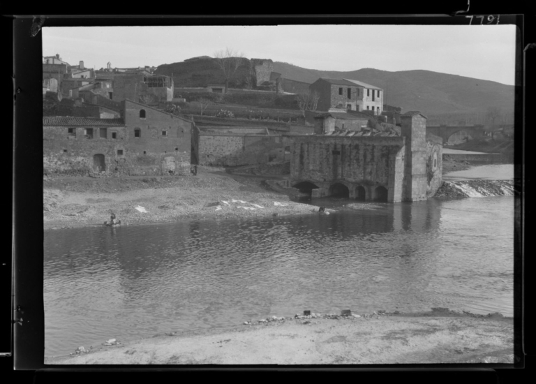 Almazara al otro lado del río Jerte