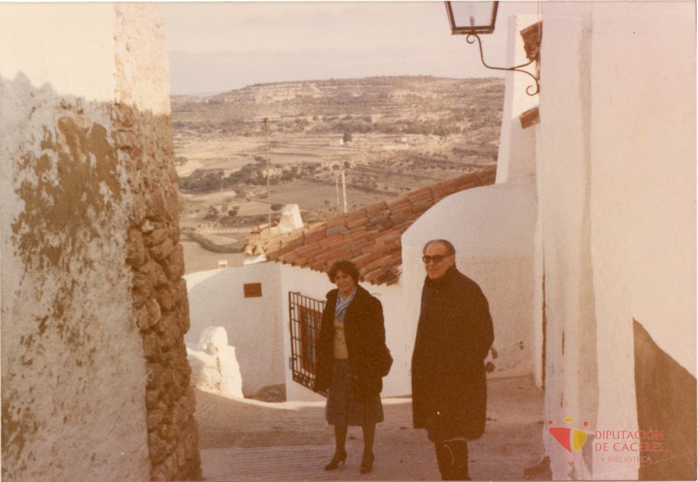 Alonso Zamora Vicente con una amiga