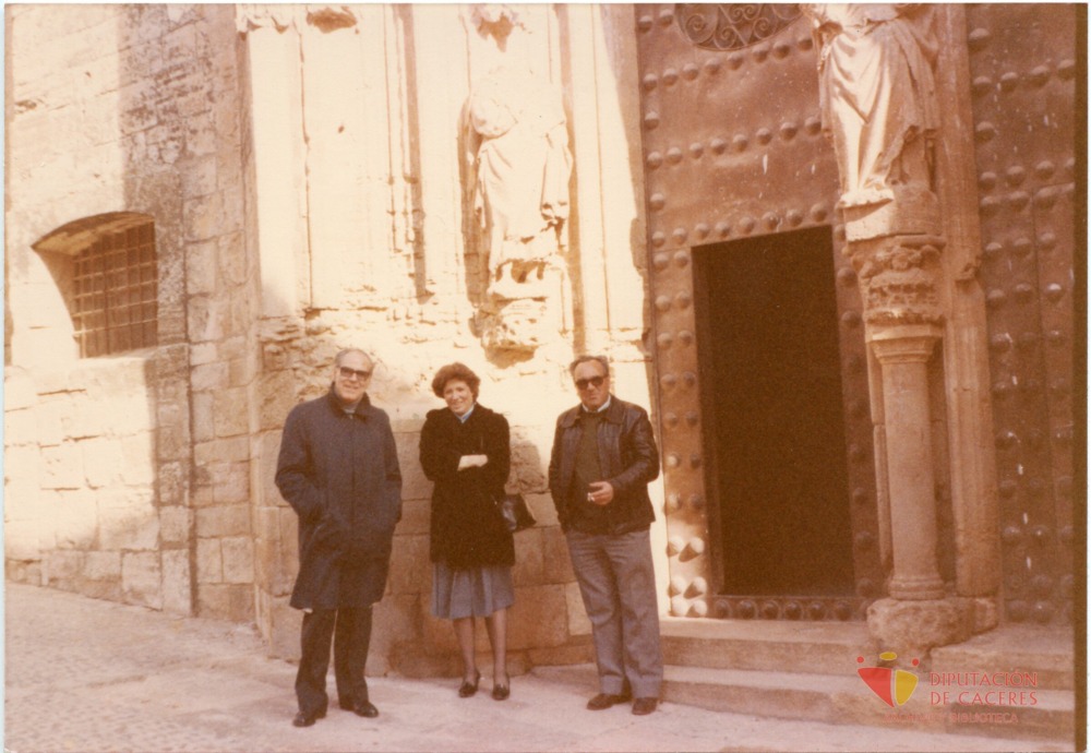Alonso Zamora Vicente con unos amigos