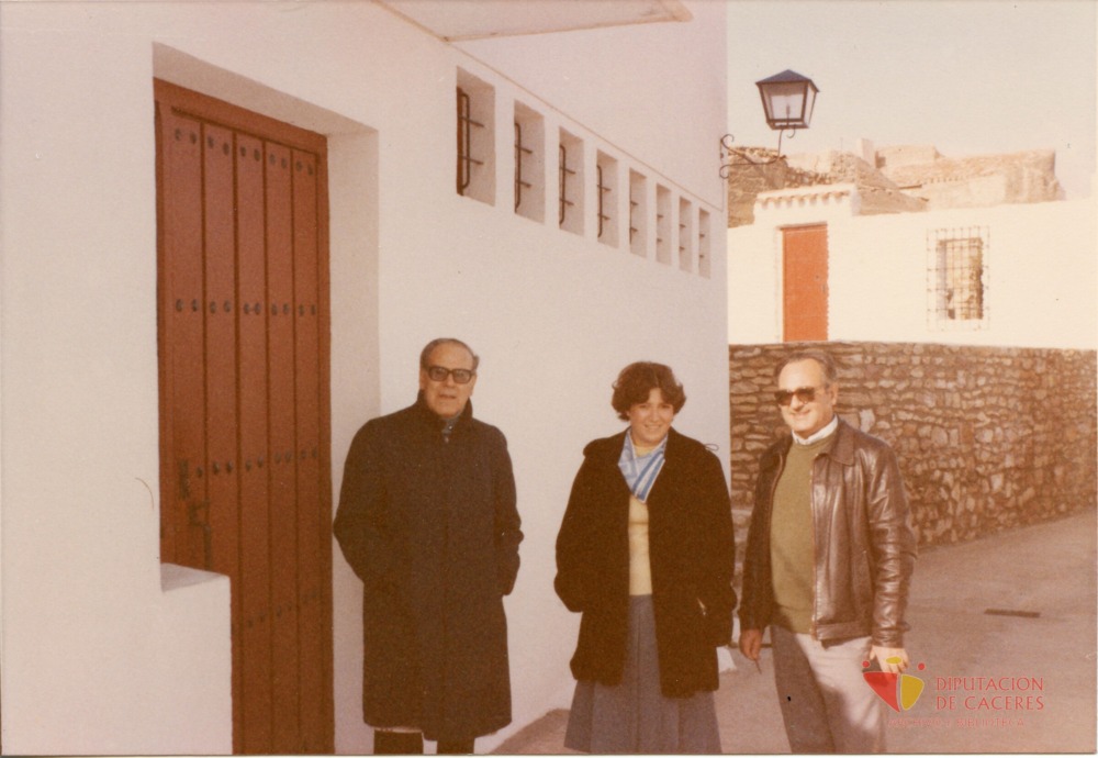 Alonso Zamora Vicente con unos amigos