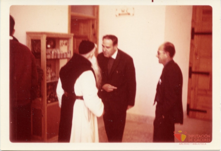 Alonso Zamora Vicente hablando con el abad
