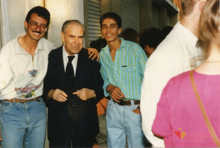 Alonso Zamora Vicente junto a dos jóvenes