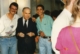 Alonso Zamora Vicente junto a dos jóvenes, 1990
