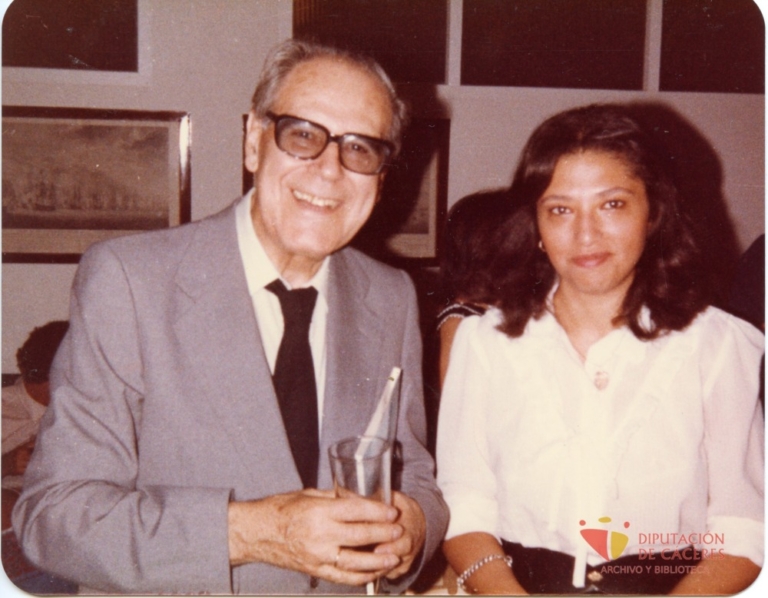 Alonso Zamora Vicente junto a una profesora