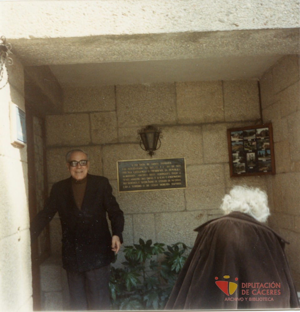 Alonso Zamora Vicente y María Josefa Canellada en la entrada