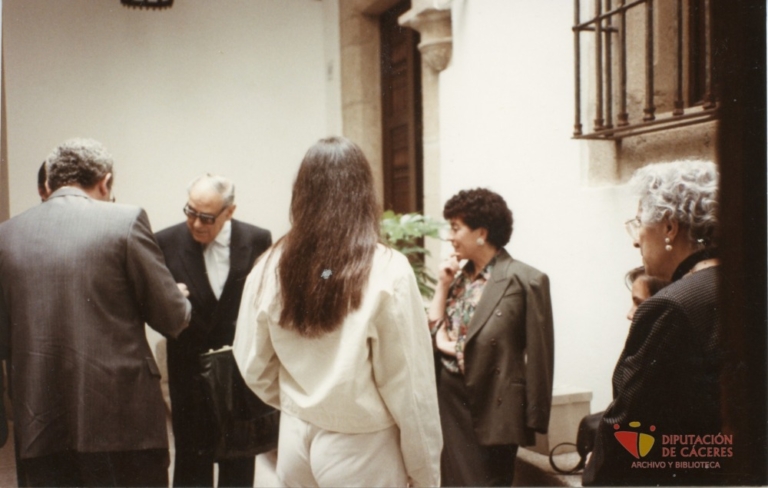 Alonso Zamora Vicente y su familia en Cáceres