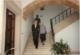Alonso Zamora y María Josefa Canellada bajando unas escaleras, 1990