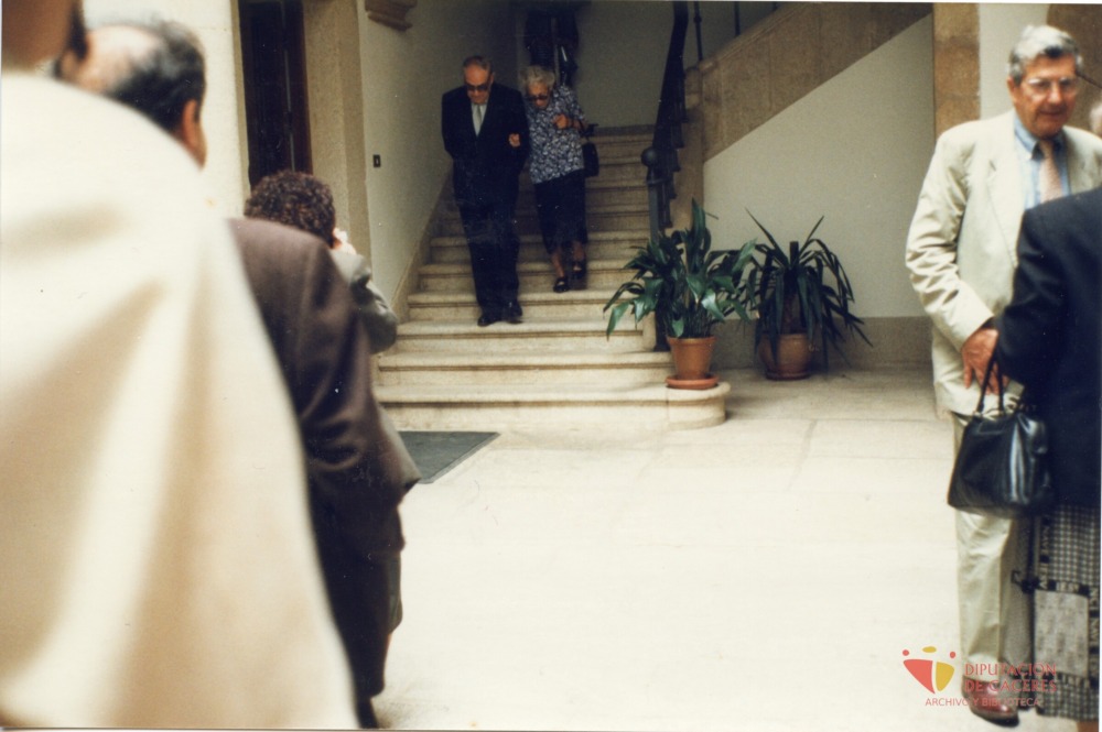 Alonso Zamora y María Josefa Canellada bajando unas escaleras