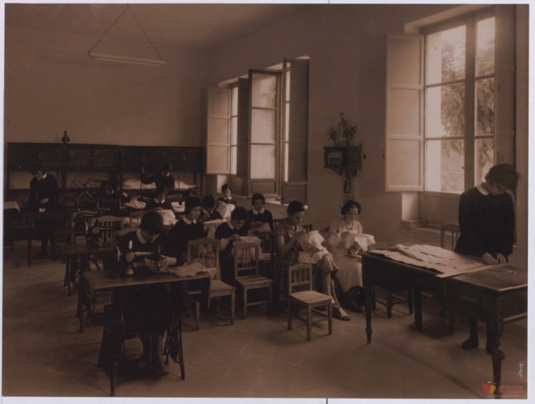 Alumnas del Colegio Provincial de la Inmaculada en clase de costura