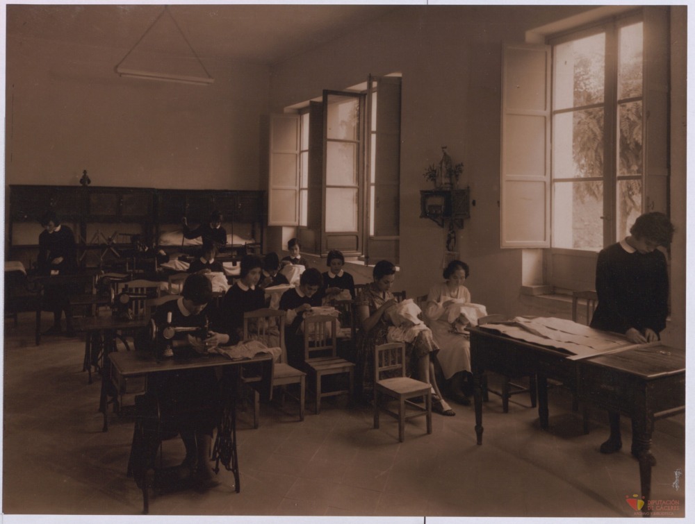 Alumnas del Colegio Provincial de la Inmaculada en clase de costura