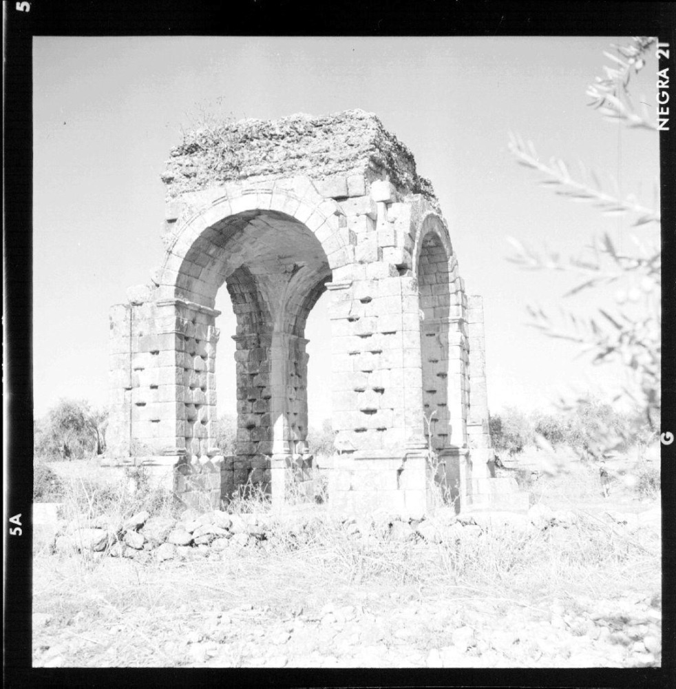 Arco romano cuadrifronte que daba entrad al foro de Cáparra
