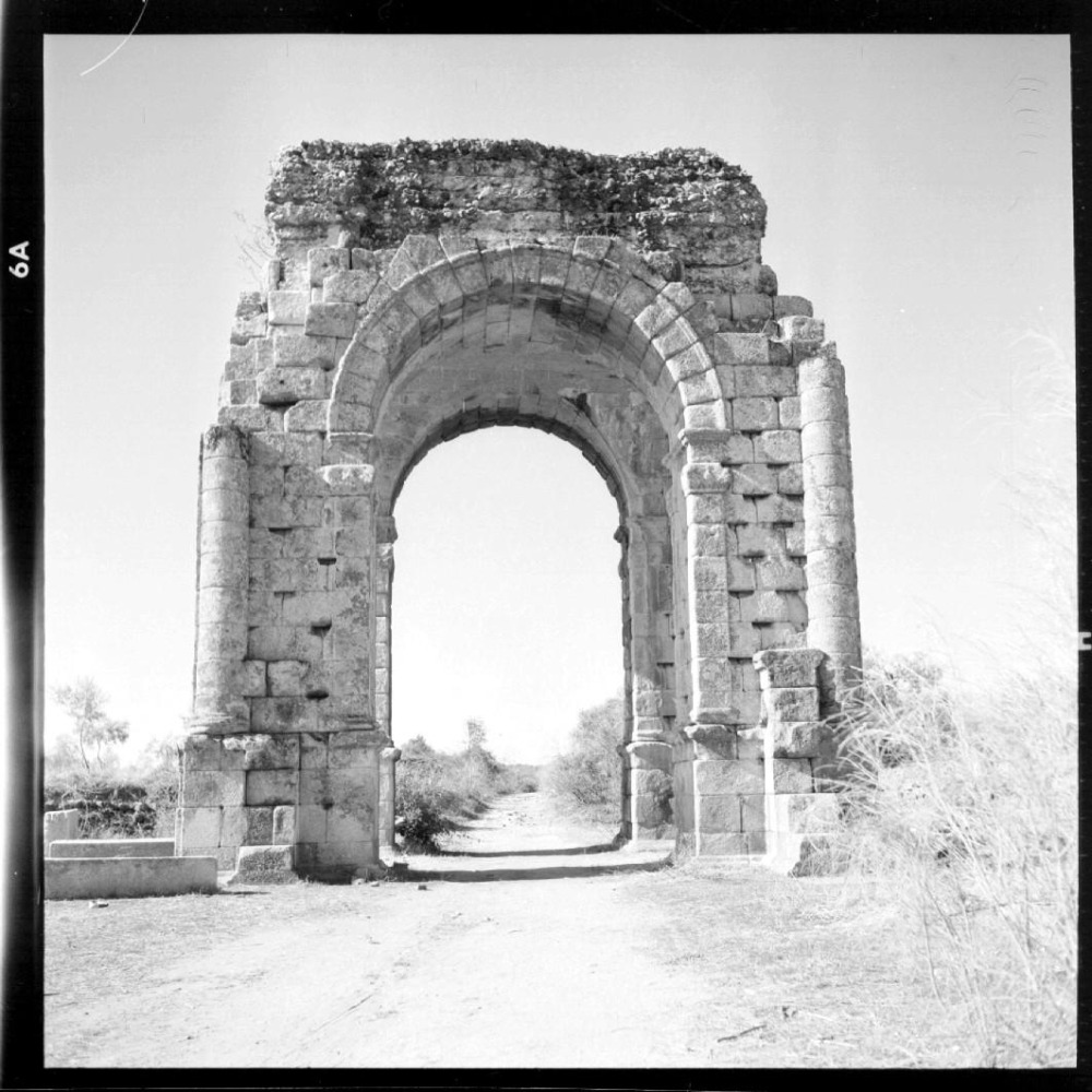 Arco romano de Cáparra, vista occidental del mismo