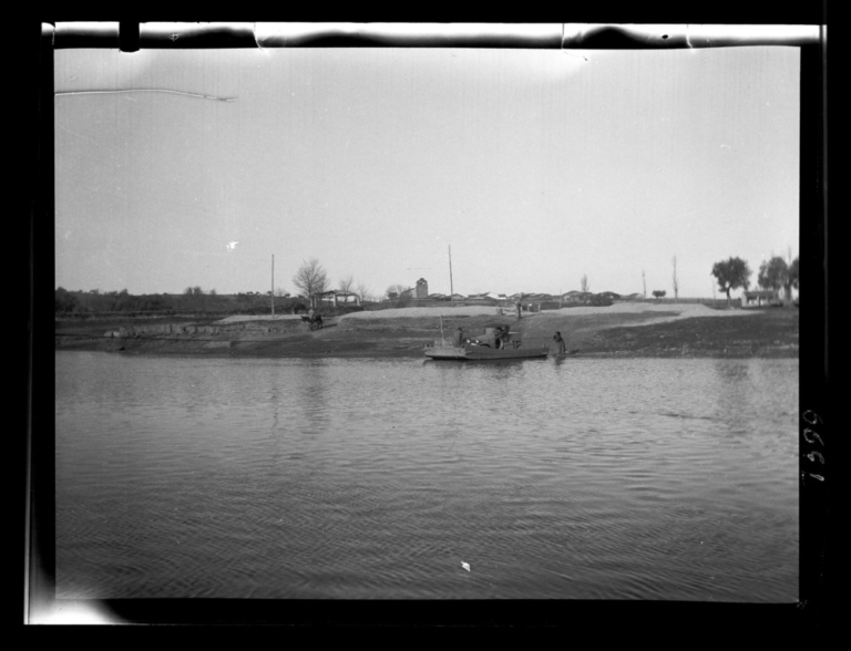 Atracando la barca en el río Jerte, con Carcaboso al fondo