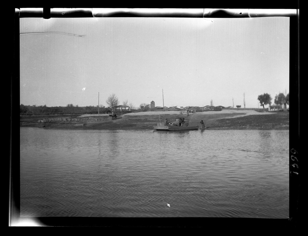 Atracando la barca en el río Jerte, con Carcaboso al fondo