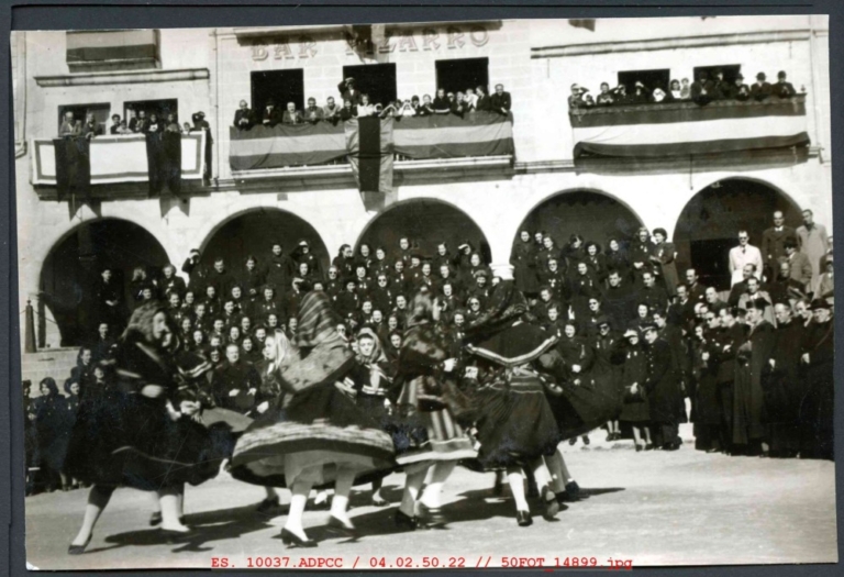 Baile durante la celebración del Chíviri en la plaza Mayor