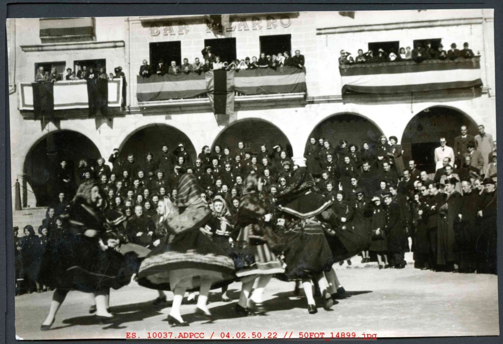 Baile durante la celebración del Chíviri en la plaza Mayor