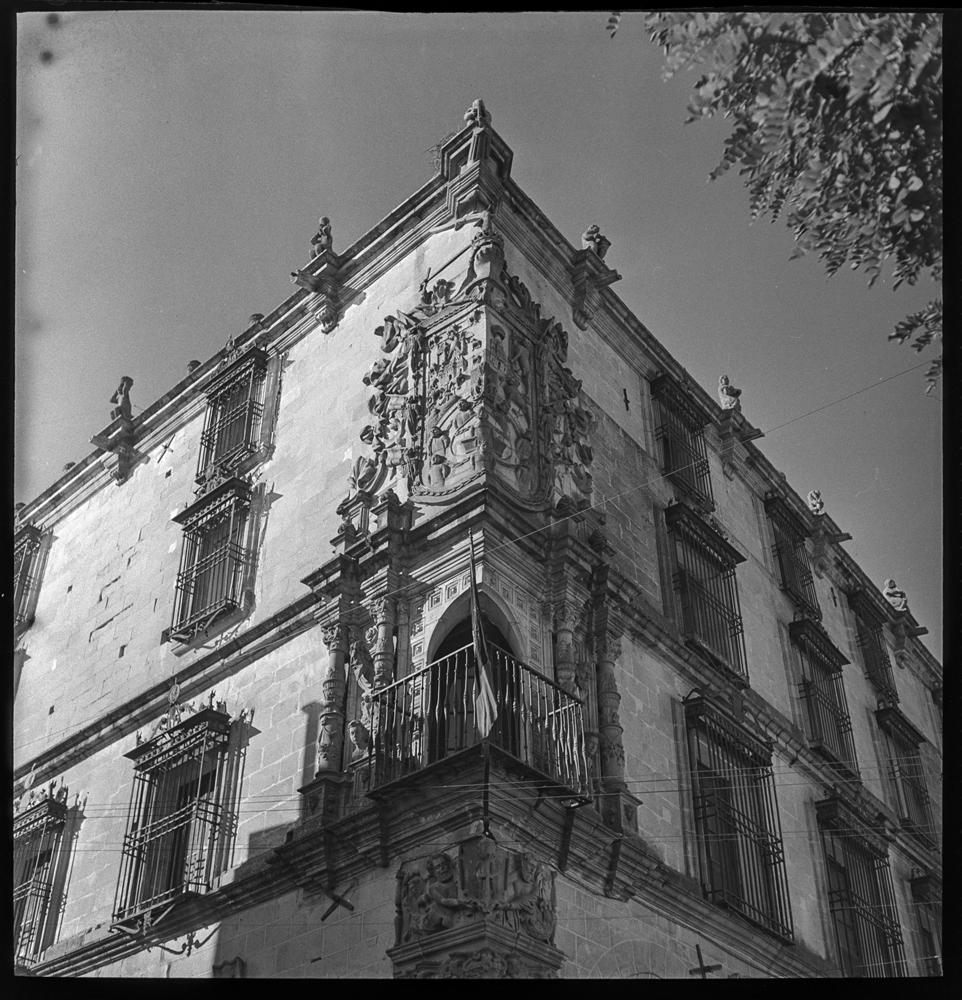 Balcón de ángulo y escudo del Palacio de Hernando Pizarro