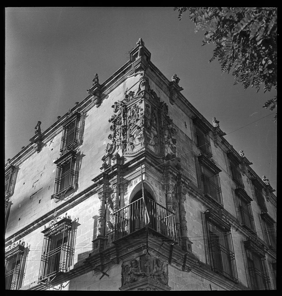 Balcón de ángulo y escudo del Palacio de Hernando Pizarro · Juan Miguel Pando Barrero, 1951