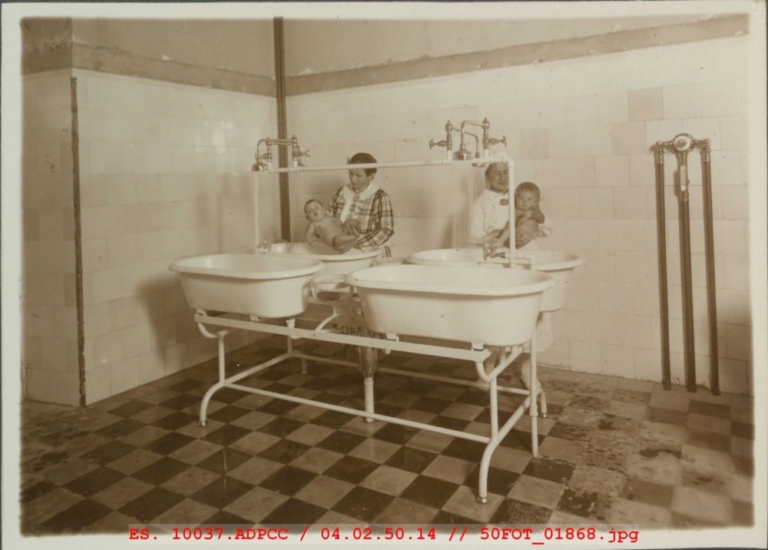 Baños de los niños de la Casa Cuna del Hospital Provincial