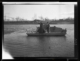 Barquera moviendo la barca por el cable en el río Jerte · Ruth Matilda Anderson, 1928