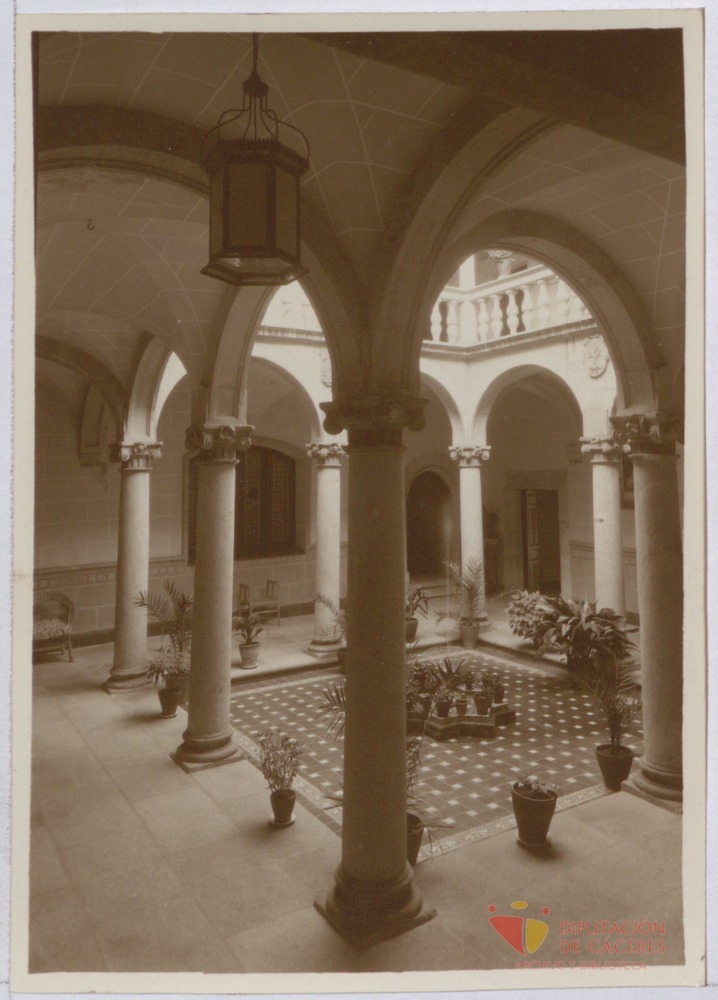 Cáceres: Claustro de la Casa de los Perero