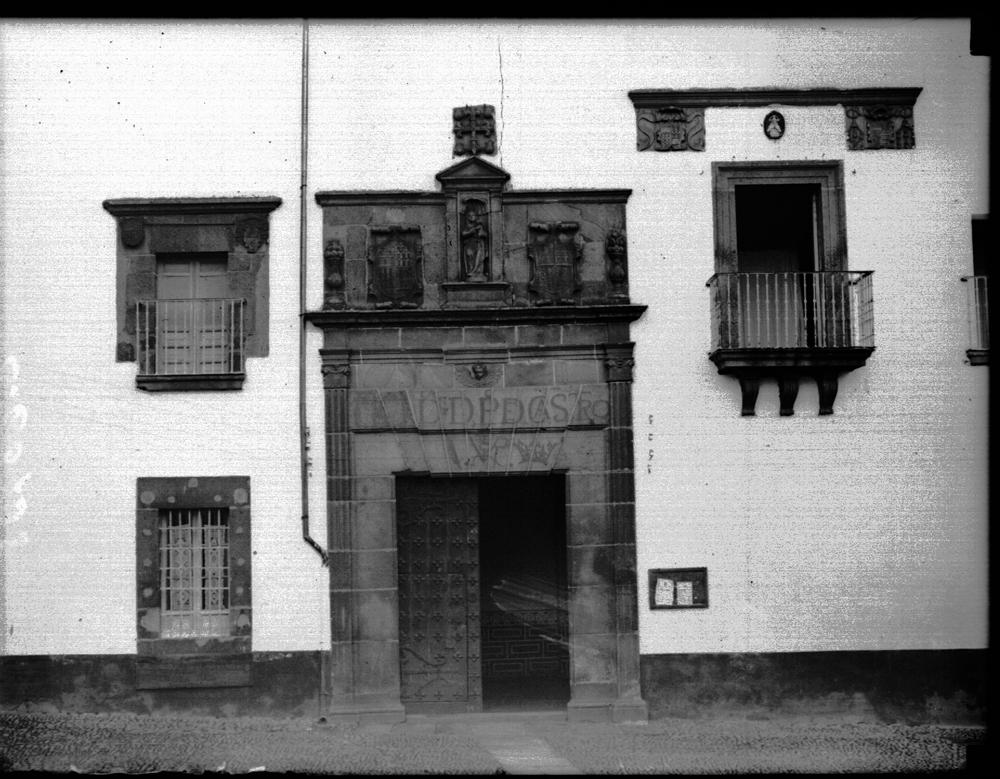 Cáceres: palacio. Portada