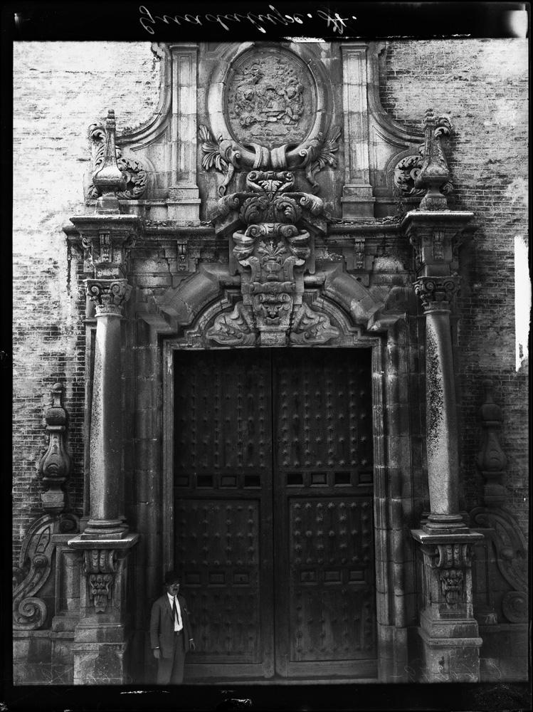 Cáceres- Portada barroca con un señor delante