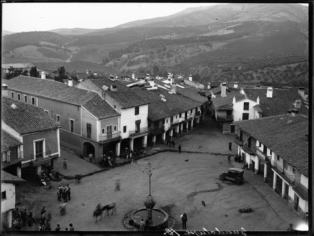 Cáceres- Vista de la plaza con una fuente, tomada desde