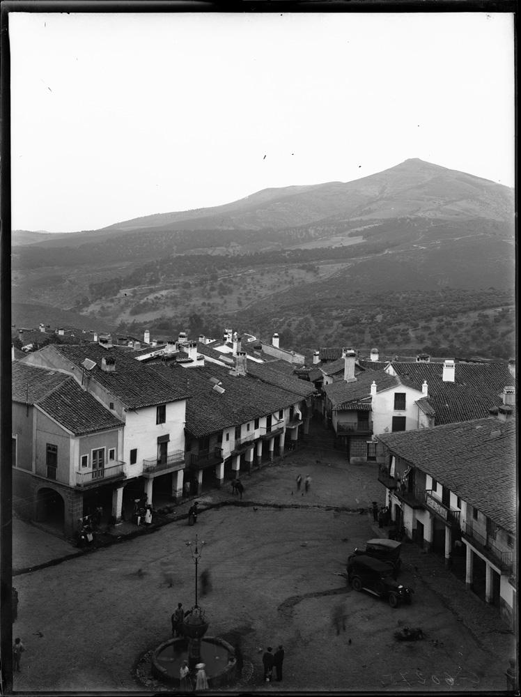Cáceres- Vista de la plaza con una fuente, tomada desde