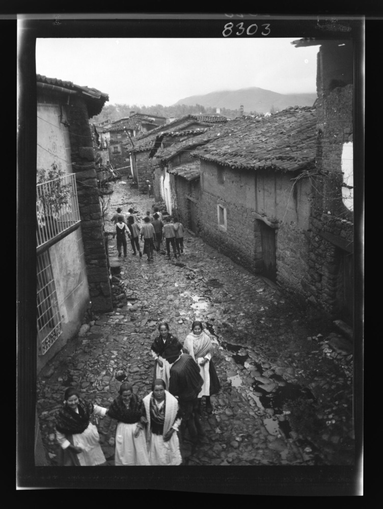 Calle con muchachas y quintos