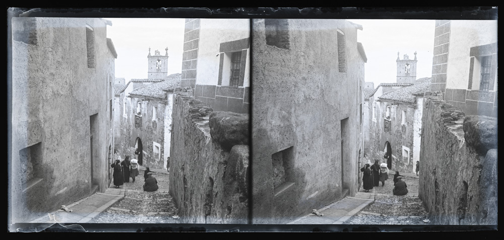 Calle de Cáceres, al fondo, la torre de la Iglesia de San Mateo