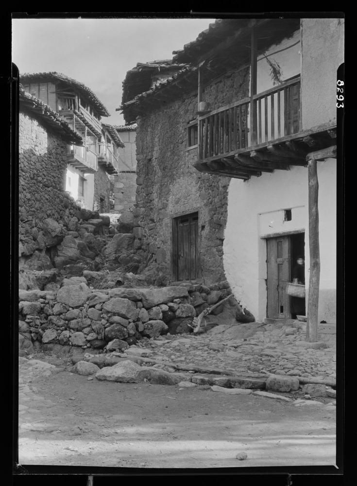 Calle de escalones de roca y casas con balcones volados