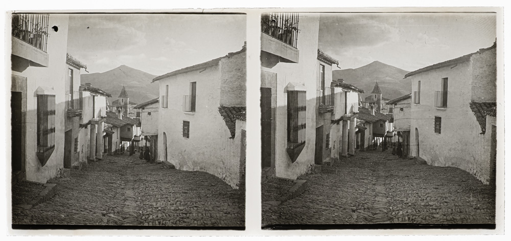 Calle de Guadalupe con una de las torres del monasterio al fondo